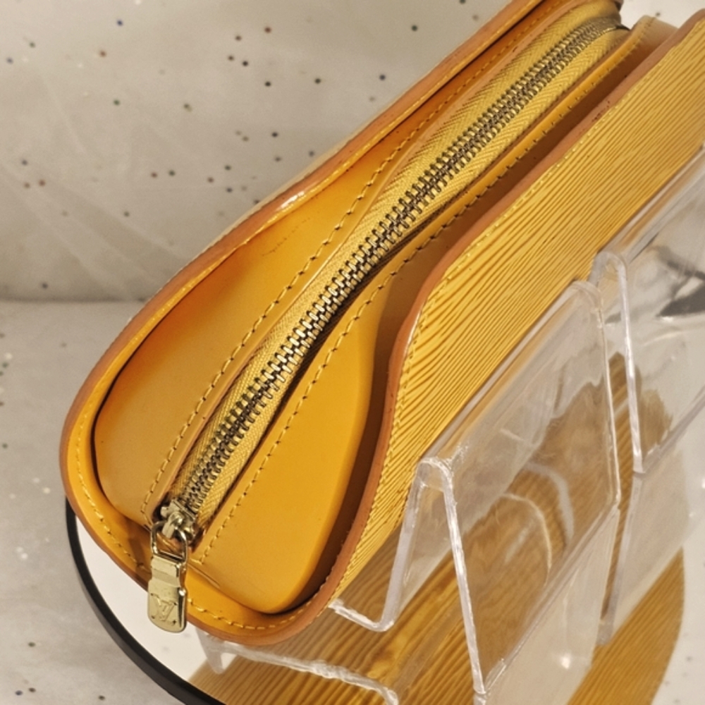 Louis Vuitton Dauphine Yellow and Purple Cosmetic Bag with Elegant Texture - Picture 9 of 16